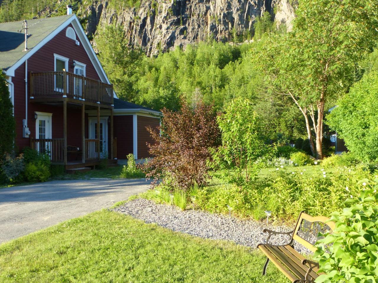 B&B Les Deux Pignons Petit-Saguenay Exterior photo